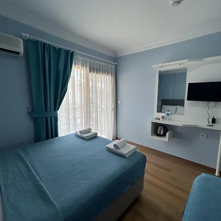 לינה וארוחת בוקר Marquis Blue 4*